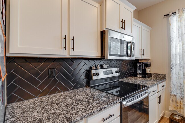 Foto del edificio - 6063 Hillside Ln