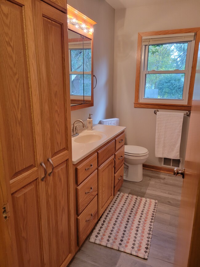 Bathroom - 621 Agnes St