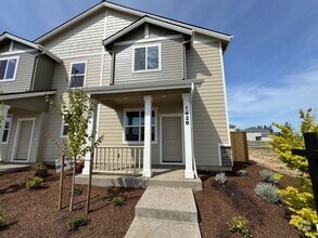 Building Photo - 1426 SE Hankel St