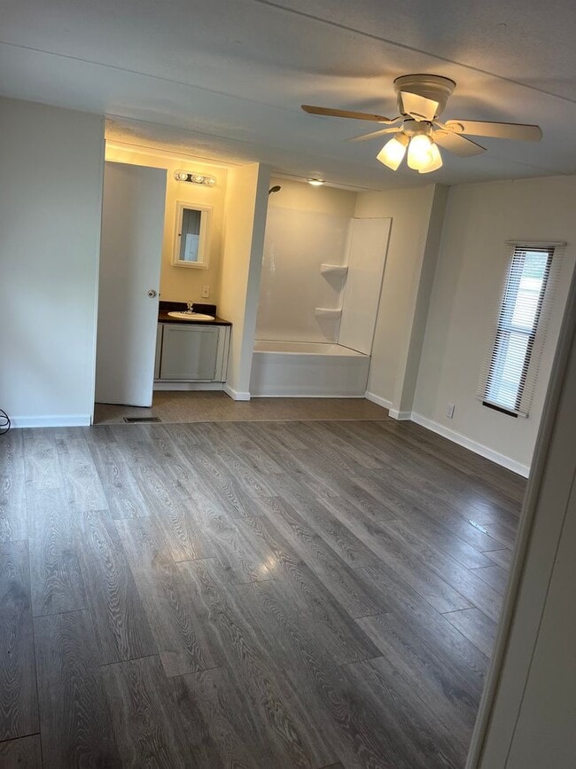 Building Photo - Comfortable, Open, & Central Location