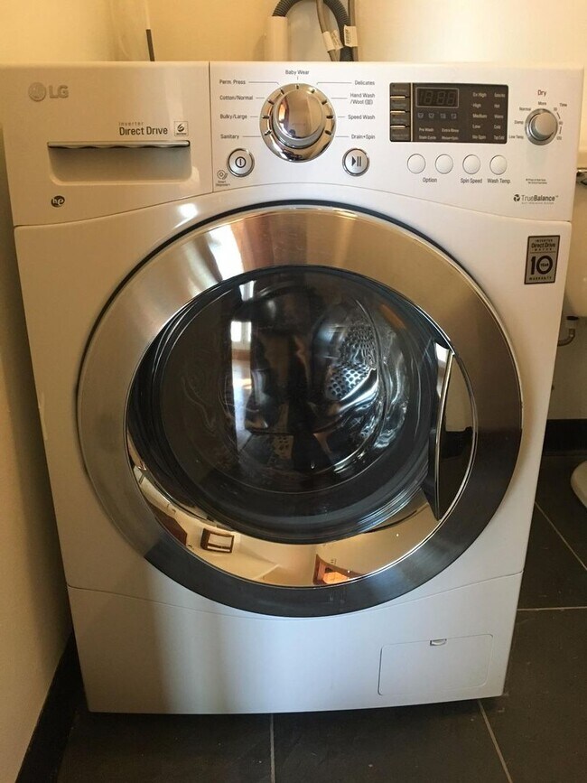 Foto del edificio - Large studio loft with laundry in unit