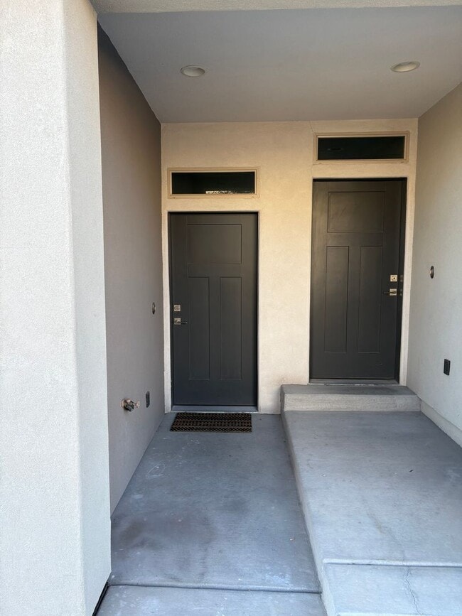 Building Photo - BEAUTIFUL TOWNHOME!