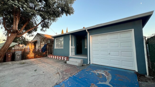 Building Photo - Updated 3 Bed 2 Bath House in Oakland - Av...