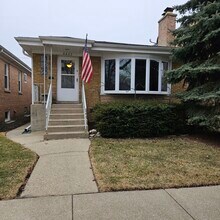 Building Photo - 5852 N Melvina Ave