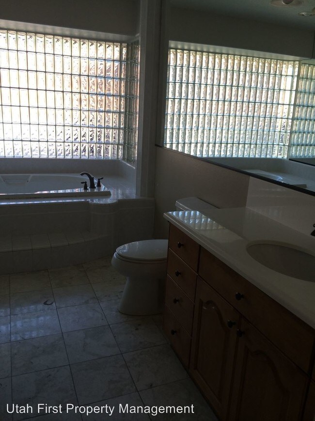 Foto del edificio - 4 br, 3 bath House - 60 E. Hope St.