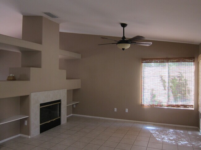 Foto del edificio - 45565 Deerbrook Cir