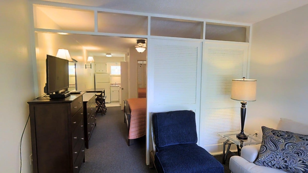 Photo - Quarter Inn Apartments