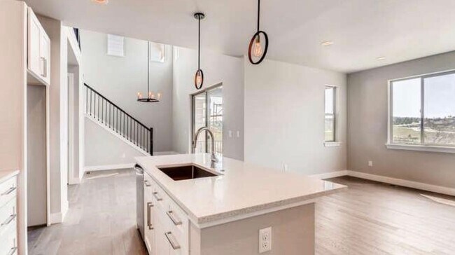 Foto del edificio - Spacious and Stylish Rental in Saddle Rock...