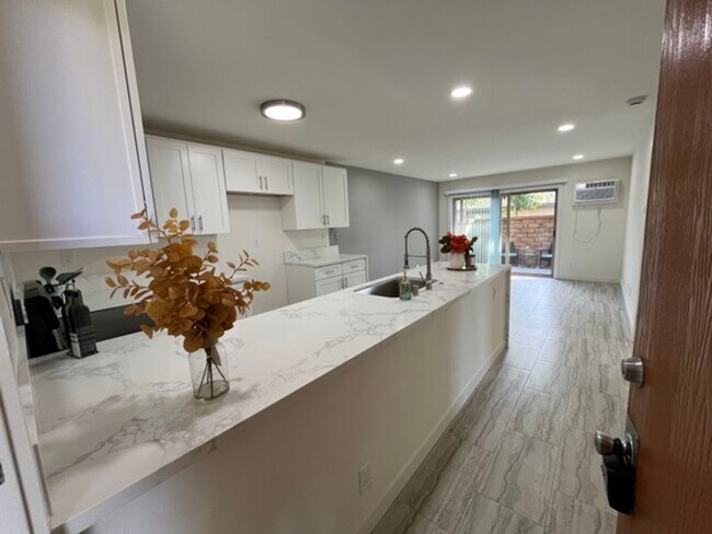 Foto del edificio - Downstairs 1 Bedroom Unit in Orange