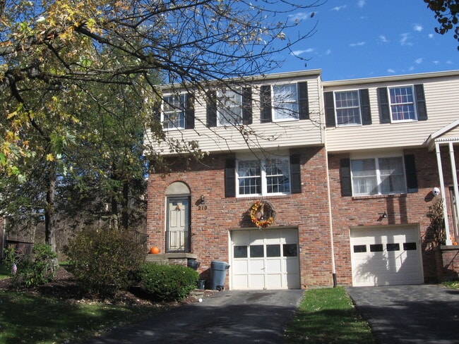Building Photo - 3 Bedroom Townhouse in Quail Run