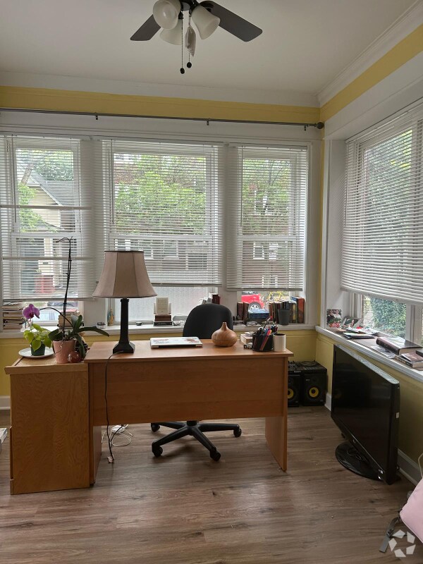 Ravenswood Manor Apartments for Rent with Hardwood Floors Chicago, IL