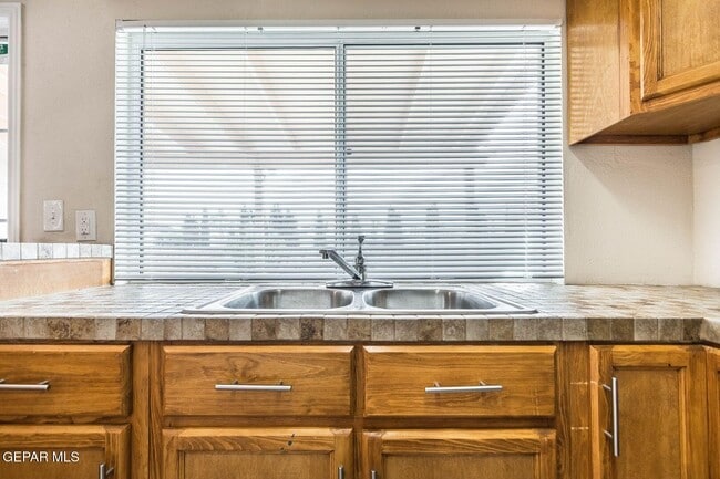 Building Photo - 3048 Yarwood Dr