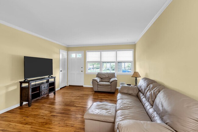 905 Living Room - 905 Curtis Ave