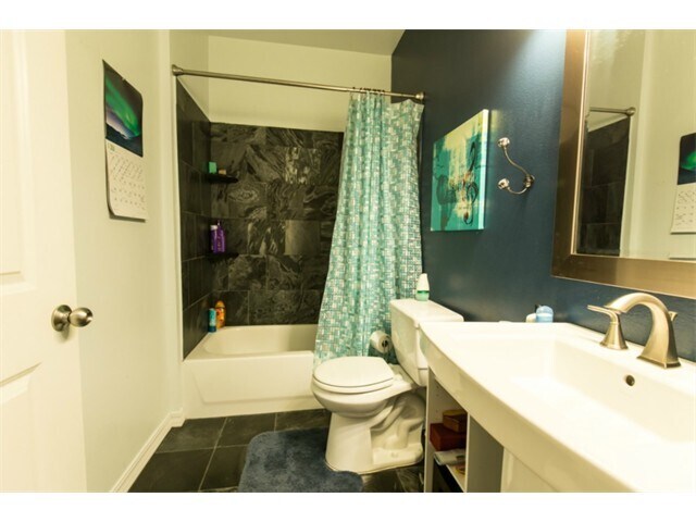 Tiled bath with soaker-tub - 10515 221st Lane Northeast