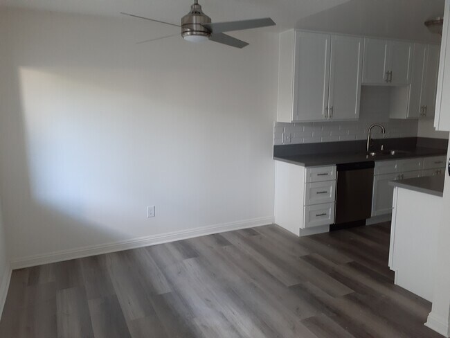 Dining room with ceiling fan - 1717 Bedford Ln