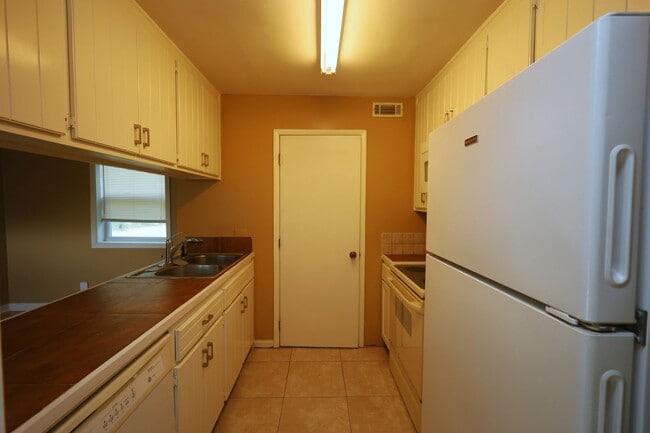 Building Photo - 5 Crestwood Cir