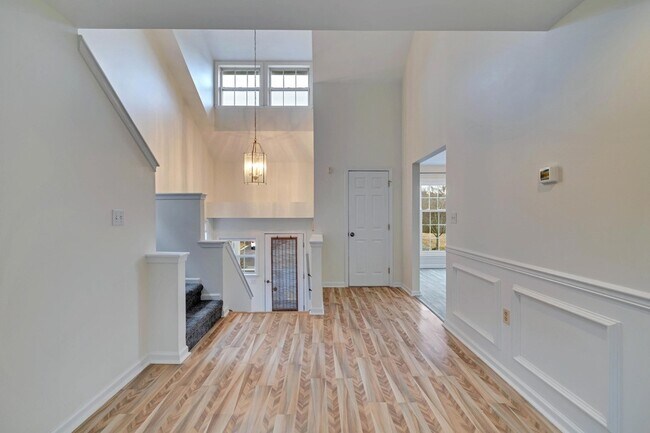 Building Photo - 212 Hawthorne Village Ct