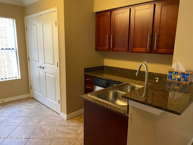 Foto del edificio - 2025 E Campbell Ave