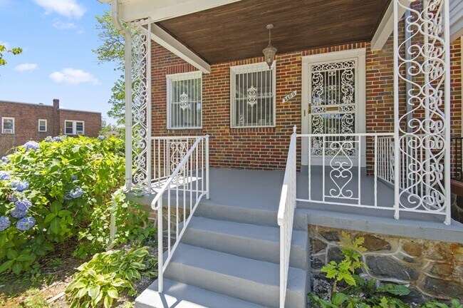 Building Photo - 2600 N Longwood St