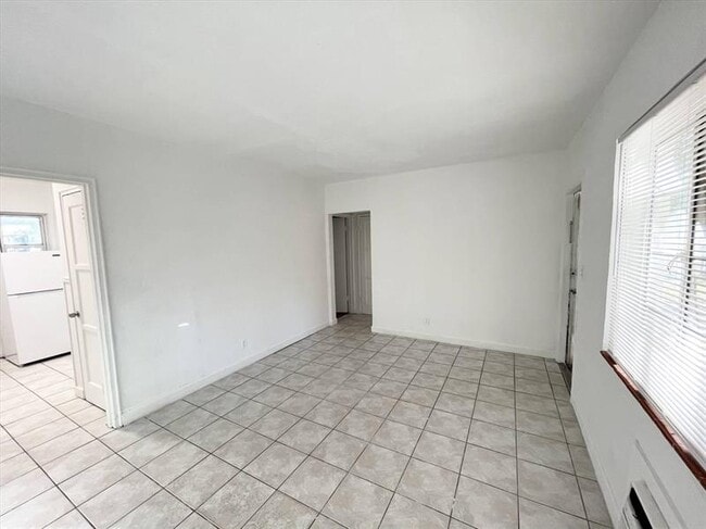 Building Photo - 407 SE 14th Ct