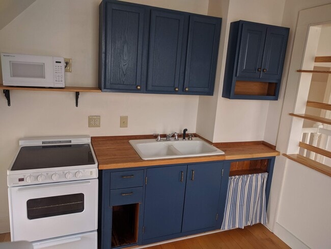 Building Photo - 42 Elmwood Ave