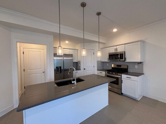 Foto del edificio - 3 BR/2.5BA | Newly Renovated Single Family Home | 2-Car Covered Parking | In Park Hill Schools