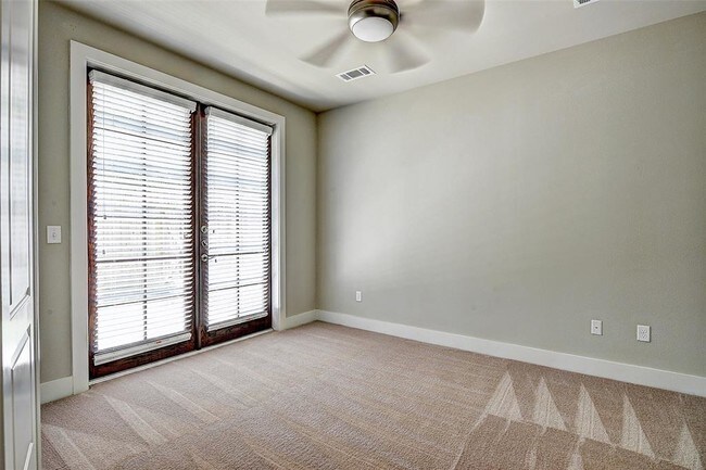 Building Photo - 3272 Las Palmas St