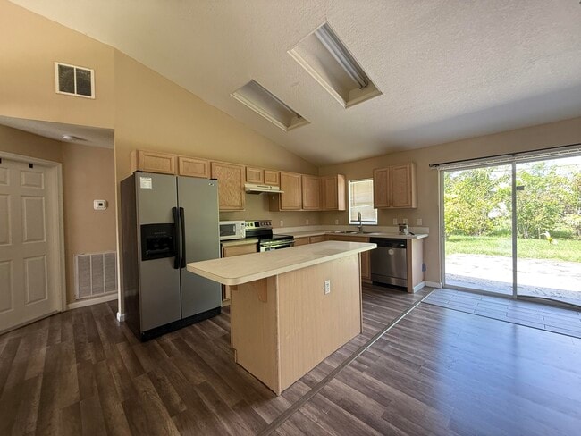 Building Photo - 1661 SW Cameo Blvd