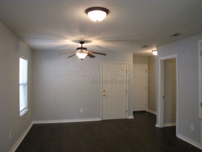 Foto del edificio - 8428 Walnut Ave