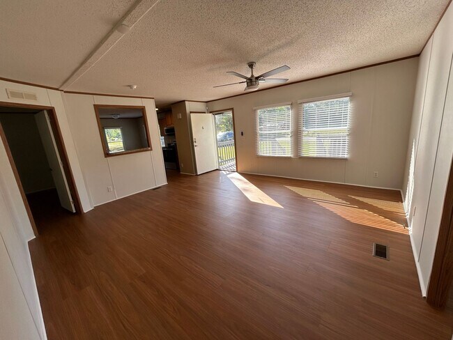 Foto del edificio - Introducing this newly remodeled 3 Bedroom 2 Bathroom home on large lot.