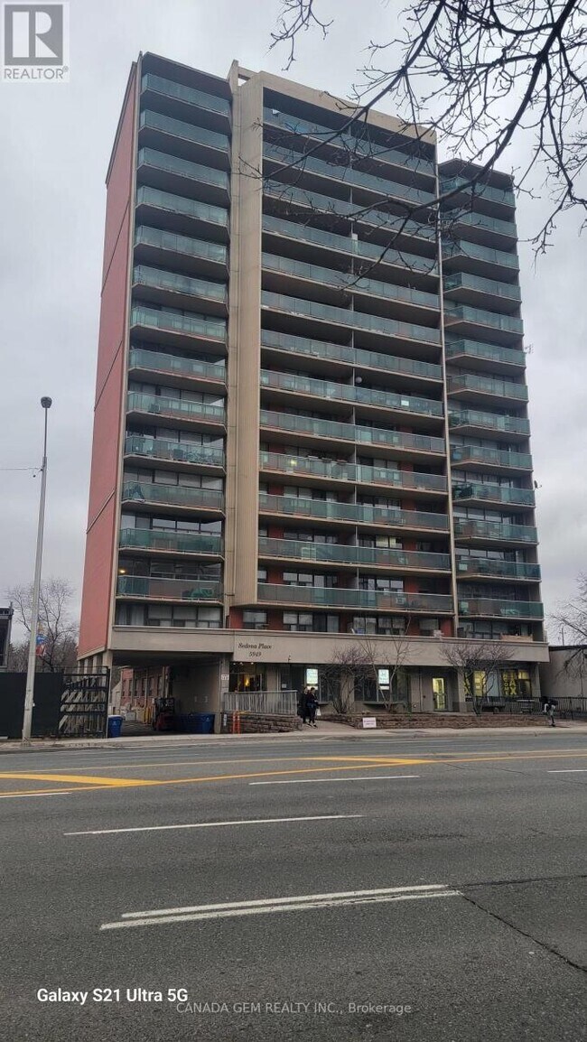 Photo du bâtiment - 5949 Yonge St