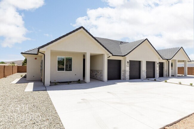 Building Photo - Brand New 3 Bed / 2 Bath Duplex – Modern L...
