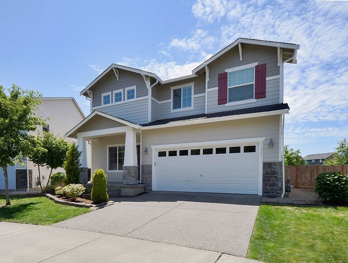 Primary Photo - Available Now! Beautiful 4 Bedroom plus Bo...