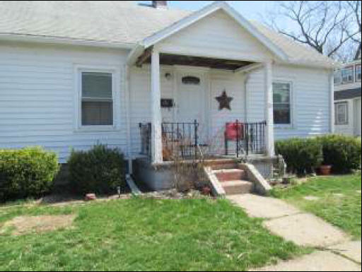 3 Bedroom 2 Full Bath, W/D, DW, GD, Refrigerator, Stove, MW, LR/DR freshly done hardwood floors - 701 S Sixth St