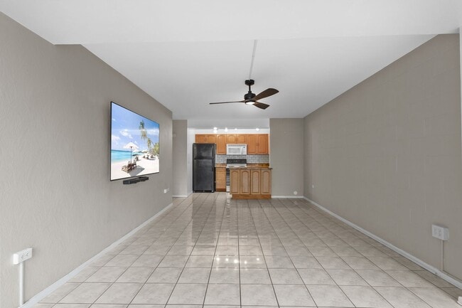 Building Photo - Pet-Friendly 2BR/1BA Townhouse in Makiki with Rooftop Pool & Lanai