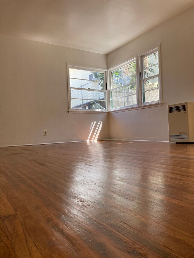 Living room with corner windows - 4735 Beverly Blvd