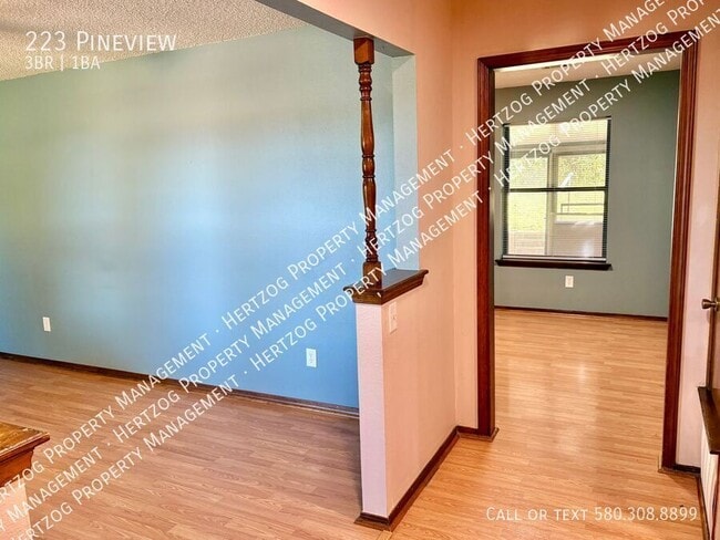 Building Photo - 223 Pineview-