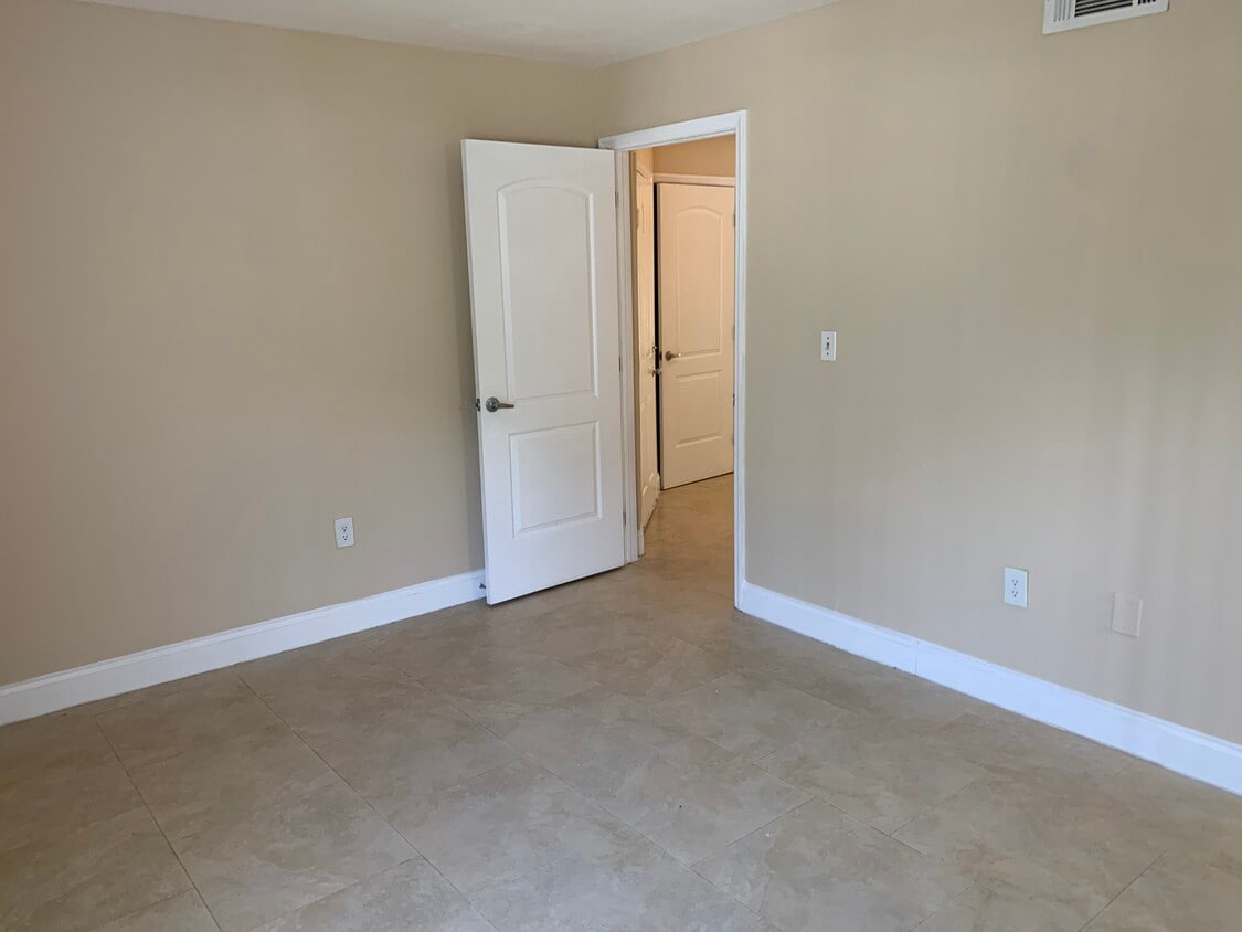 Primary Photo - 2460 NW 33rd St