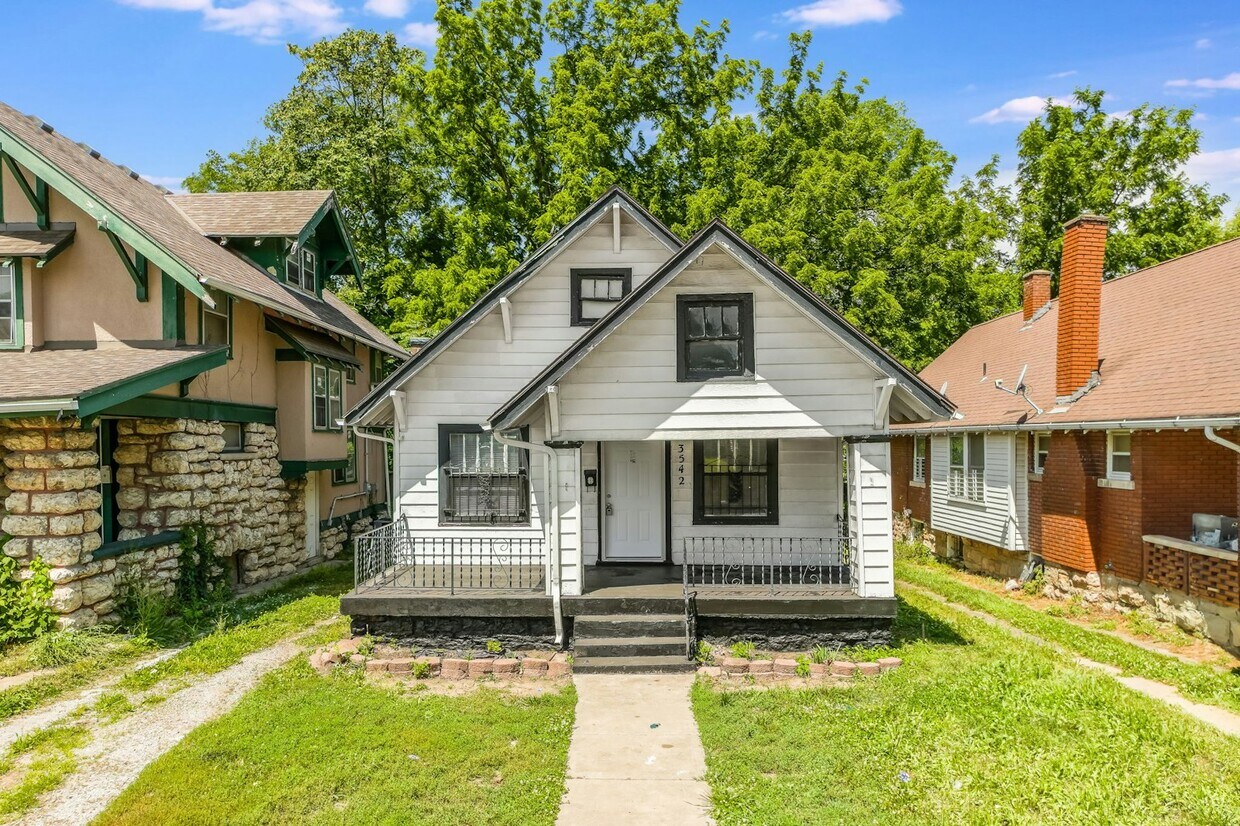 Foto principal - 3542 College Ave