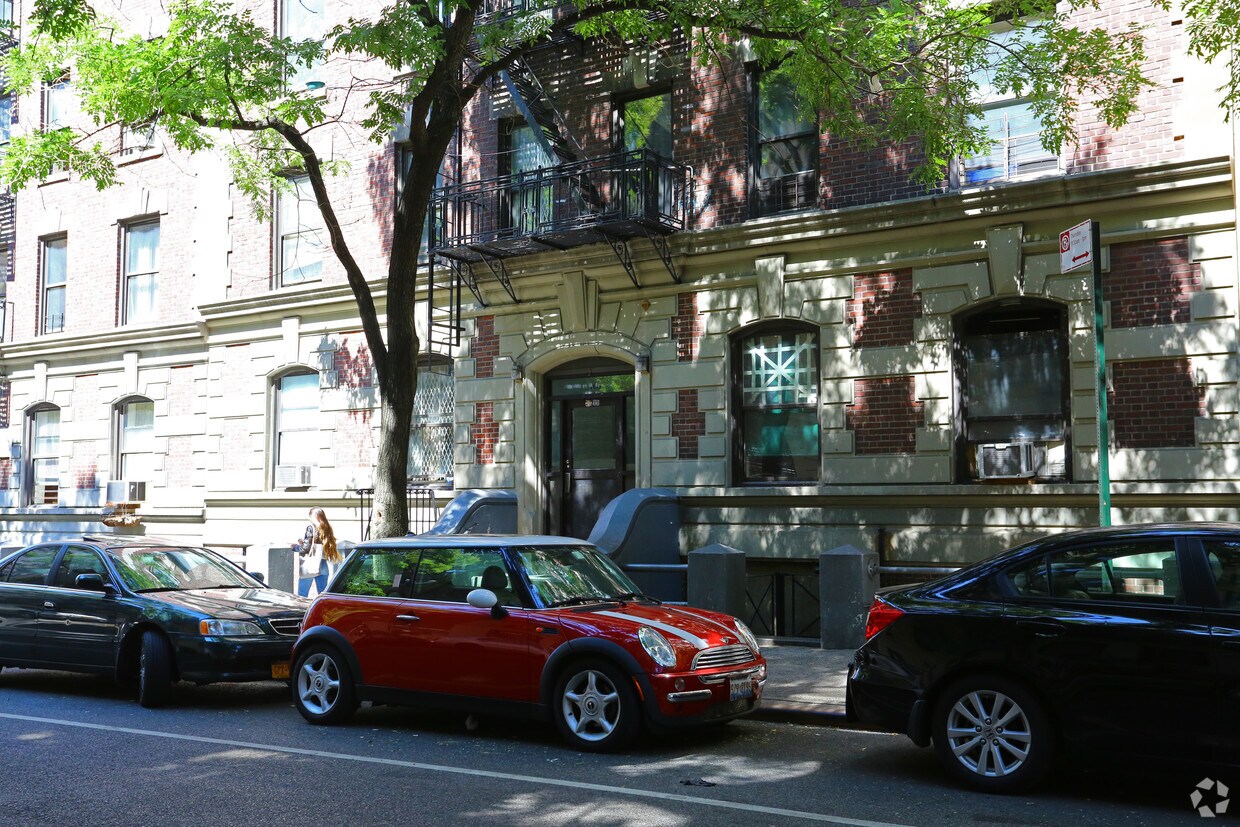 Building Photo - 705 W 170th St