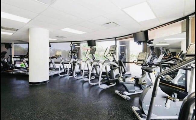 Building Photo - 5415 N Sheridan Rd