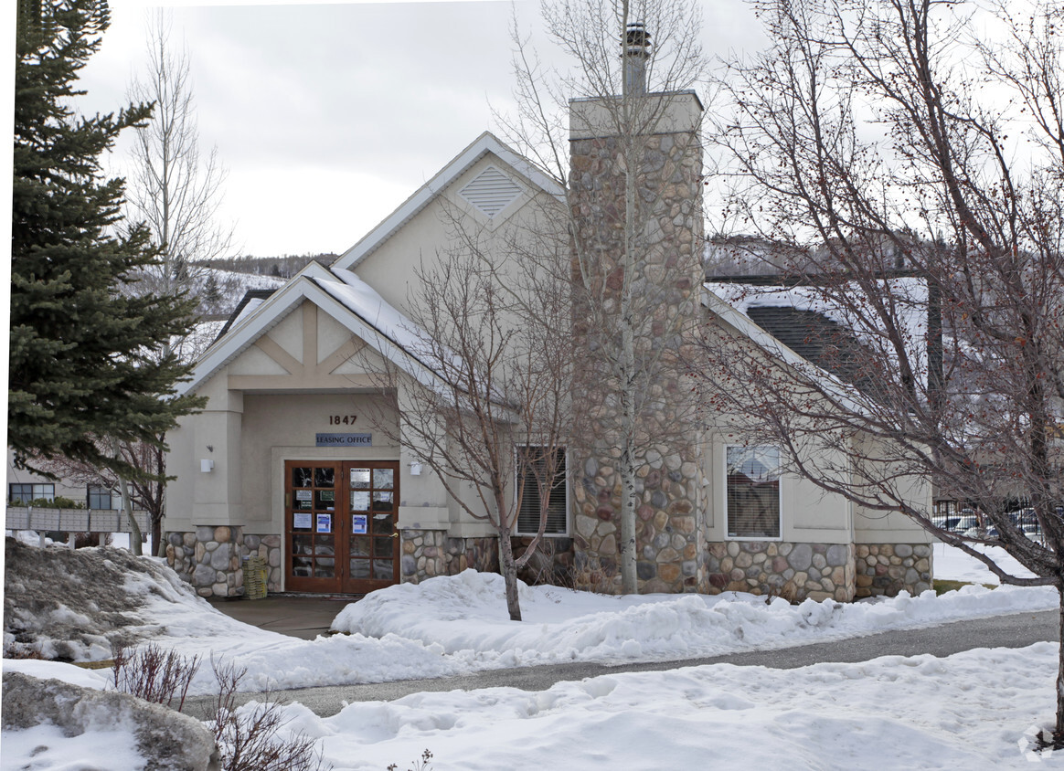 Building Photo - Aspen Villas