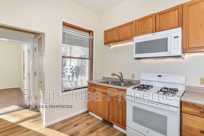 Building Photo - 863 Clark St N