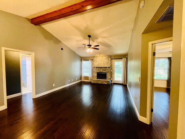 Building Photo - Beautiful 3/2 Split Floor Plan in Oxford O...
