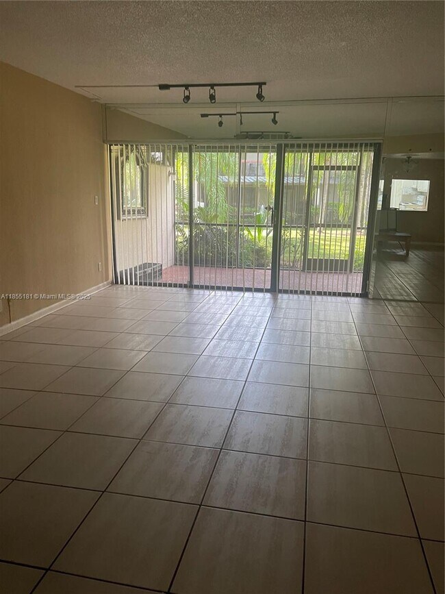 Foto del edificio - 6548 Racquet Club Dr