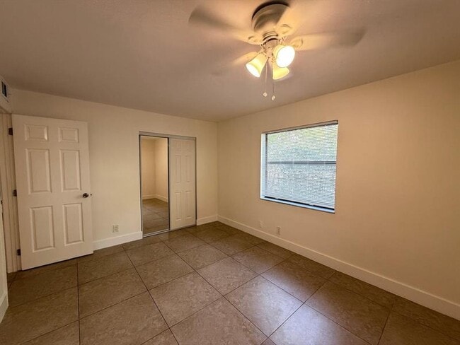 Building Photo - 607 NE 29th Dr