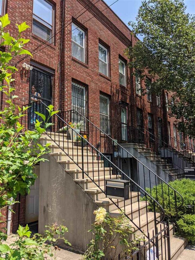 Building Photo - 228 Grand St