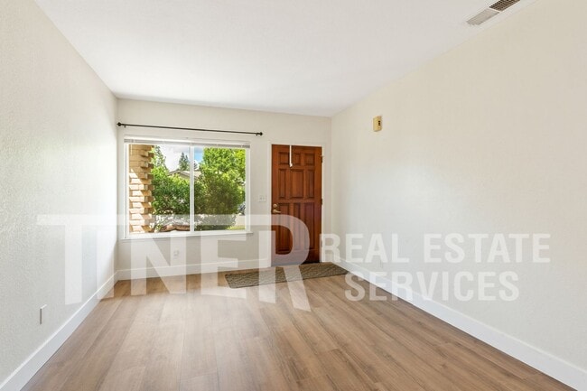 Foto del edificio - 9140 Nasreen Dr