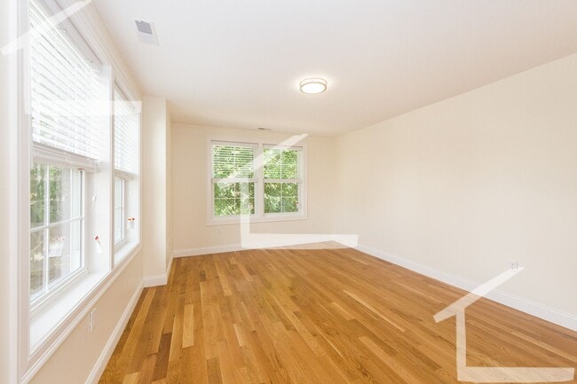 Building Photo - 9/1 Renovated 4BR/3.5BA townhouse in West ...