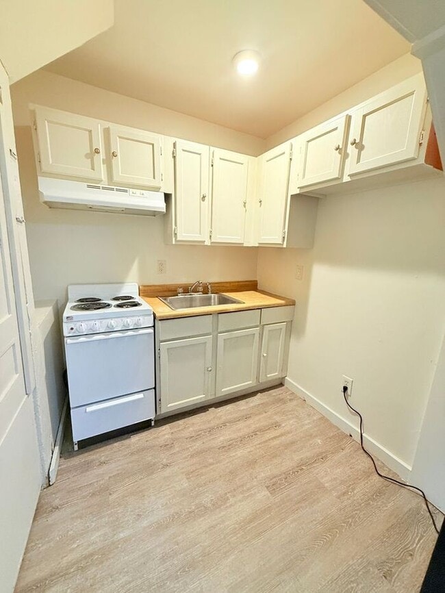 Building Photo - 2 Bedroom- Pet Friendly in Winooski!